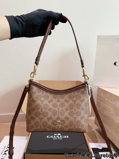 Coach bag |  The mini hobo bag is just too adorable!