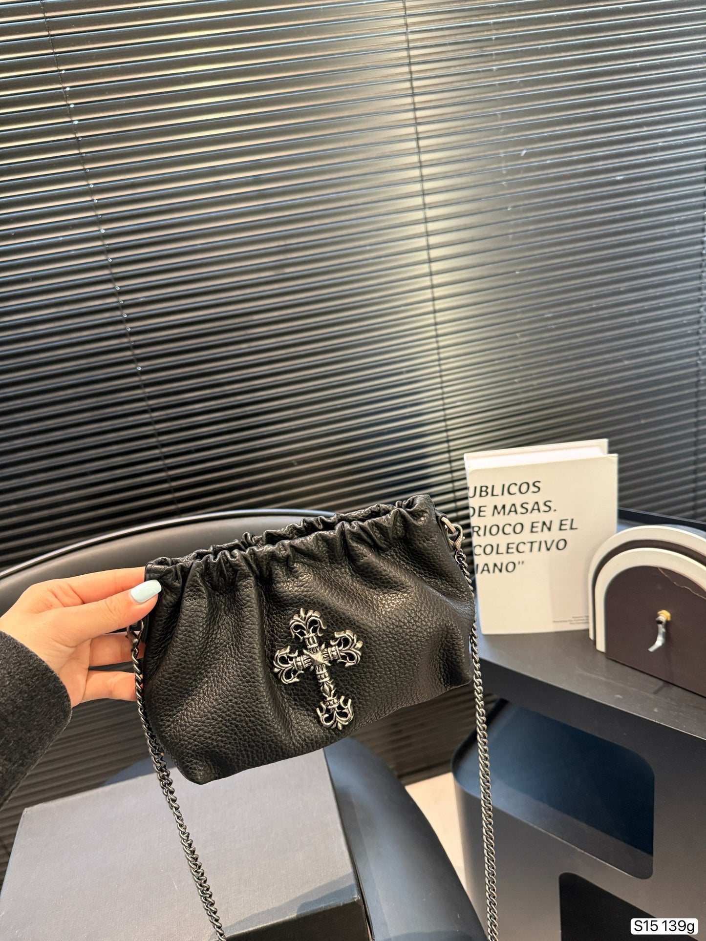 Chrome Hearts 🖤 This black pleated cloud bag is made of soft PU material.