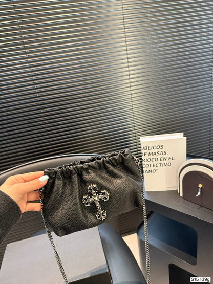 Chrome Hearts 🖤 This black pleated cloud bag is made of soft PU material.