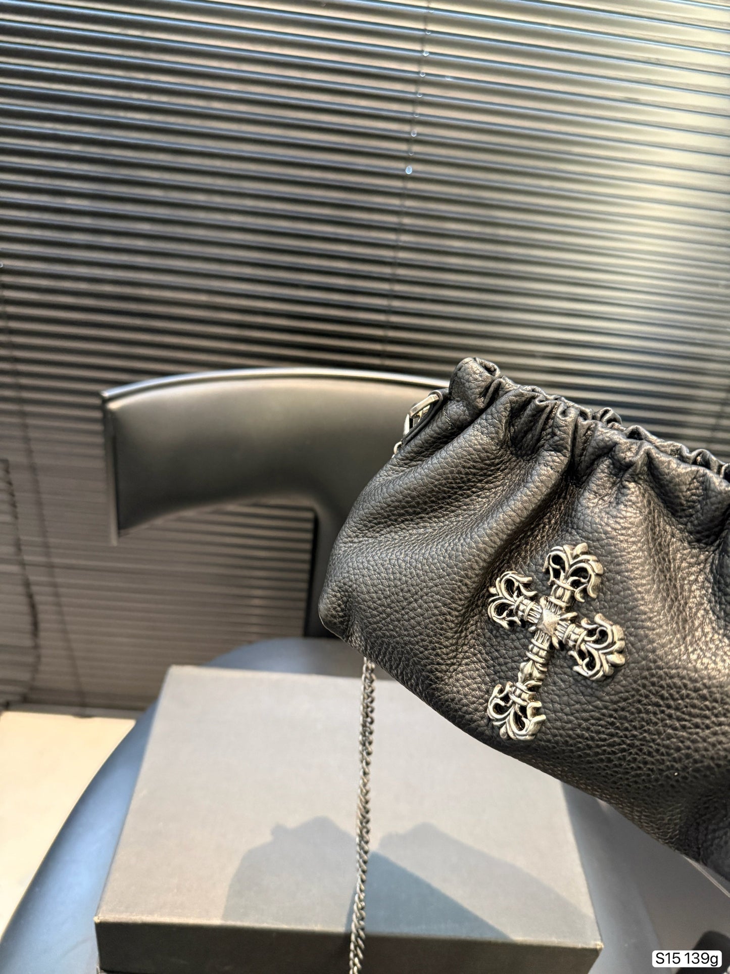 Chrome Hearts 🖤 This black pleated cloud bag is made of soft PU material.