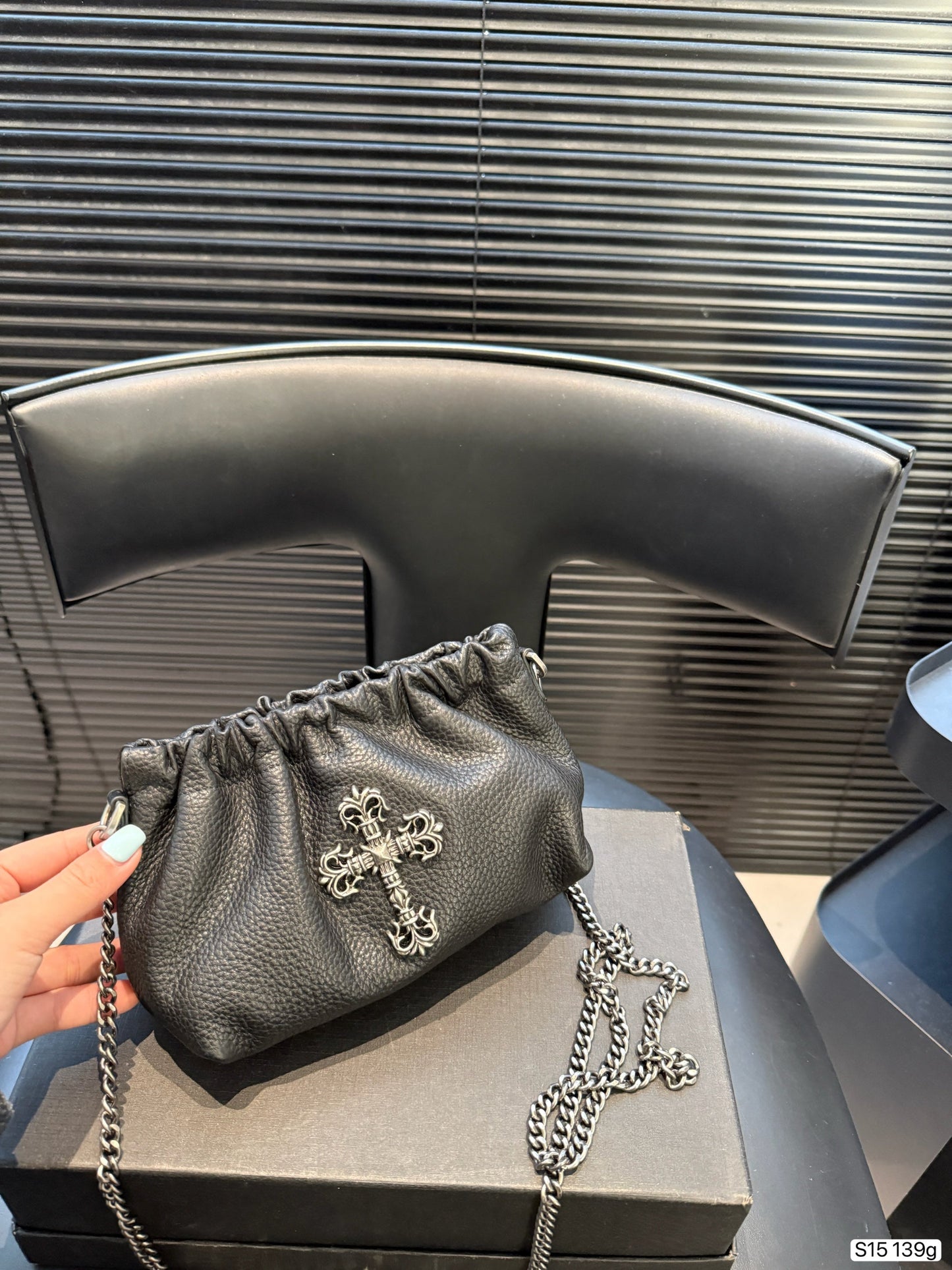 Chrome Hearts 🖤 This black pleated cloud bag is made of soft PU material.