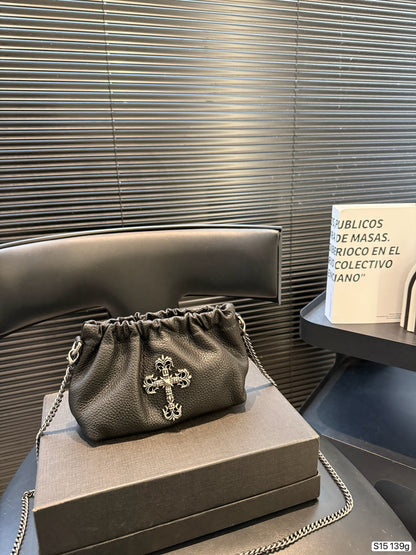 Chrome Hearts 🖤 This black pleated cloud bag is made of soft PU material.