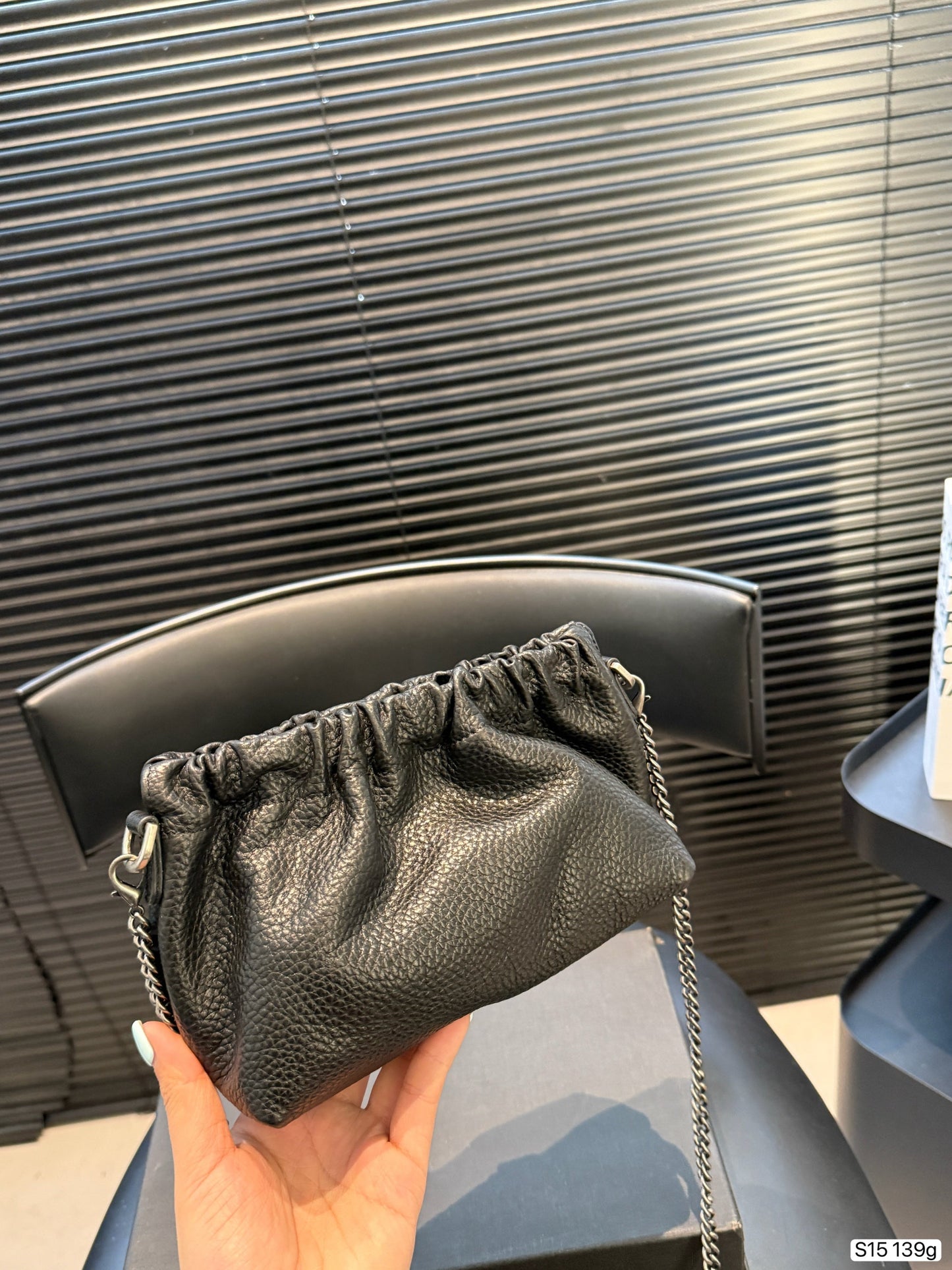 Chrome Hearts 🖤 This black pleated cloud bag is made of soft PU material.