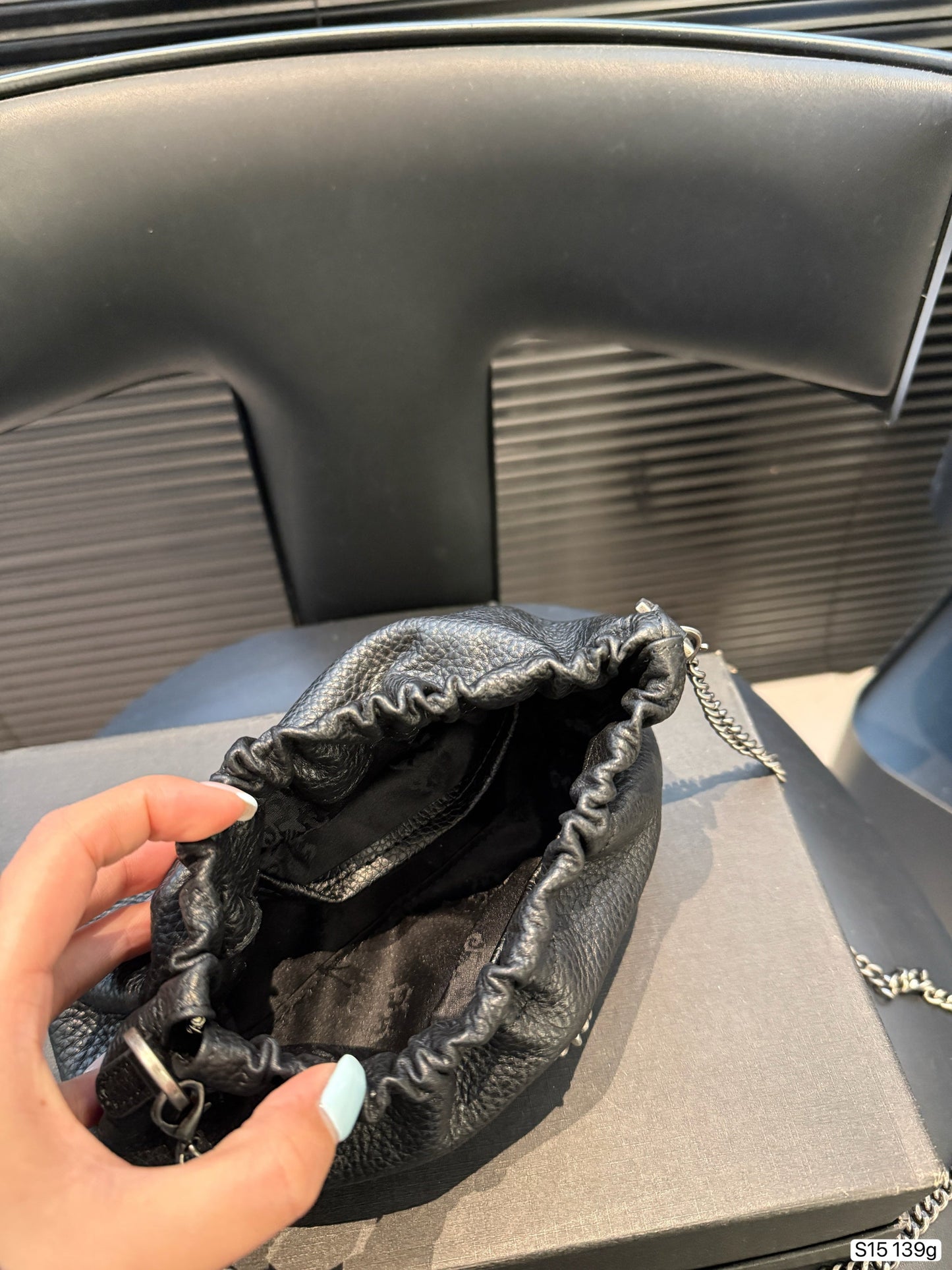 Chrome Hearts 🖤 This black pleated cloud bag is made of soft PU material.