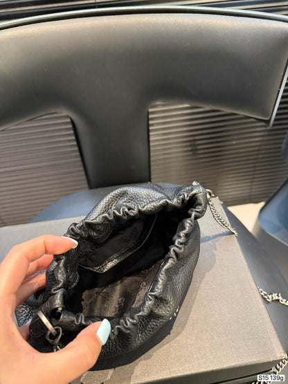Chrome Hearts 🖤 This black pleated cloud bag is made of soft PU material.